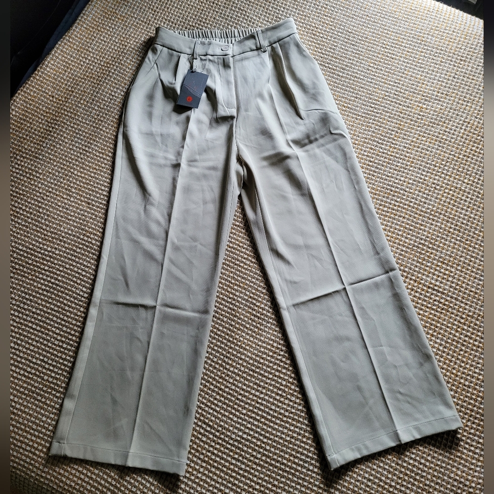 ⭐️FUNYYZO, Ultra high-rise, wide leg, flowing dress pants⭐️